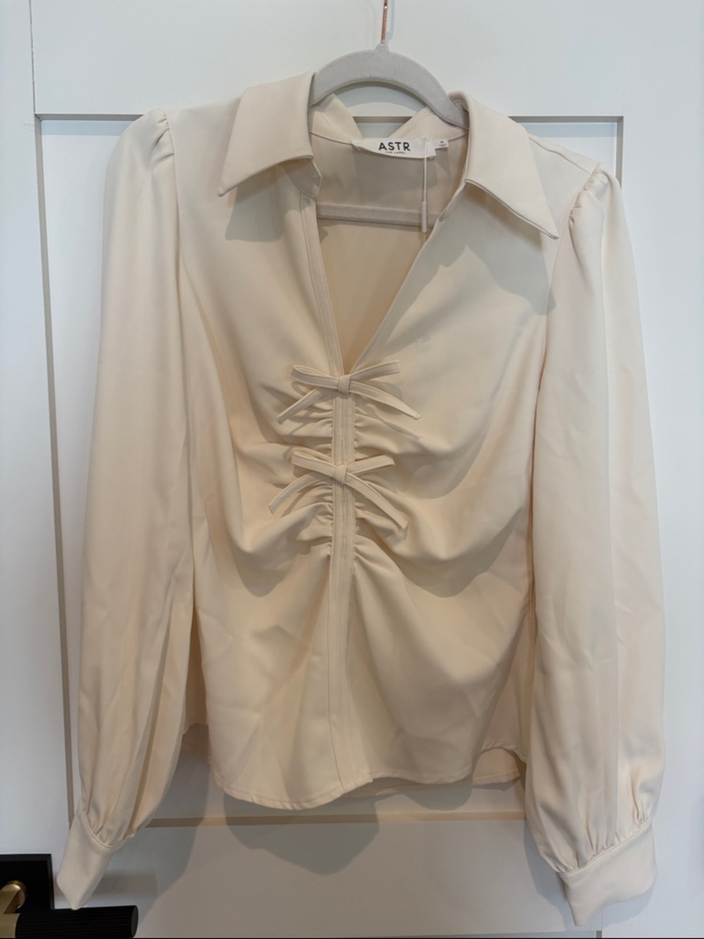 ASTR Cream Ruched Tie-Front Collared Blouse